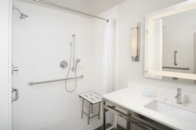 Oda, 1 En Büyük (King) Boy Yatak, Engellilere Uygun (Mobility & Hearing, Roll-in Shower)