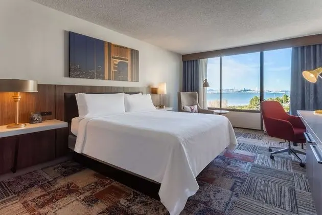 One Queen Bed, Mountain View