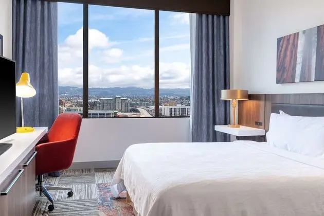 One Queen Bed, Mountain View