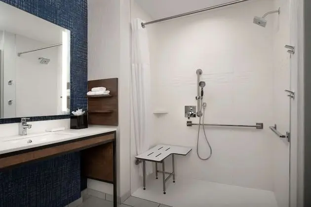 Oda, 1 En Büyük (King) Boy Yatak, Engellilere Uygun (Roll-In Shower)