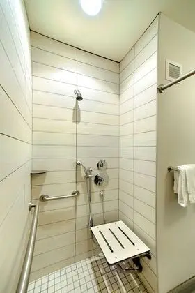 Oda, 1 En Büyük (King) Boy Yatak, Engellilere Uygun, Köşe (Roll-in Shower)