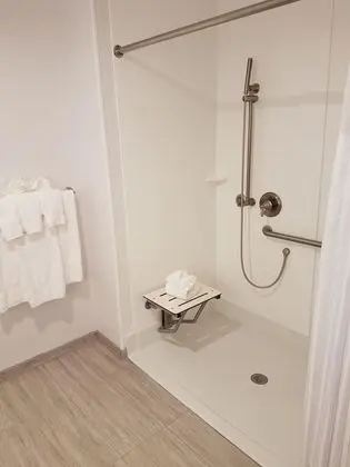 Oda, 2 Büyük (Queen) Boy Yatak, Engellilere Uygun (mob/hearing acc w/ roll-in shower)
