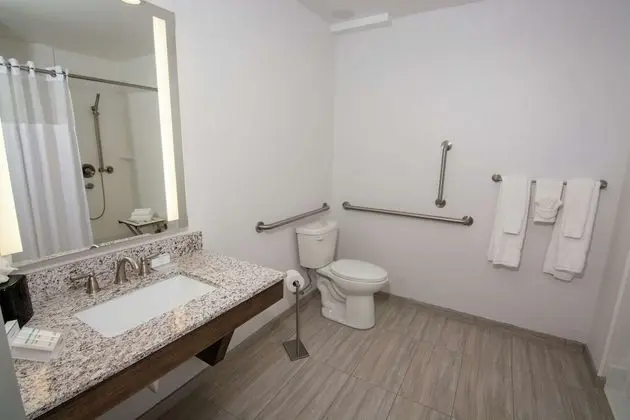 Oda, 2 Büyük (Queen) Boy Yatak, Engellilere Uygun (mob/hearing acc w/ roll-in shower)