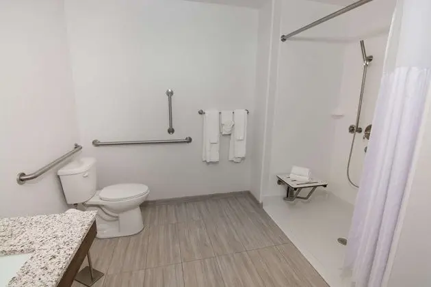 Oda, 2 Büyük (Queen) Boy Yatak, Engellilere Uygun (mob/hearing acc w/ roll-in shower)