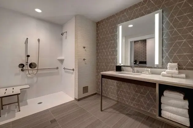 Oda, 1 En Büyük (King) Boy Yatak, Engellilere Uygun, Köşe (3x3 Shower)