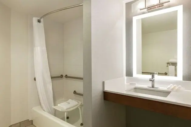 Oda, 2 Büyük (Queen) Boy Yatak, Engellilere Uygun