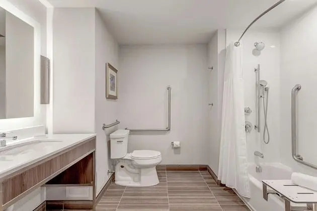 Oda, 1 En Büyük (King) Boy Yatak, Engellilere Uygun (Mobility & Hearing, Roll-in Shower)