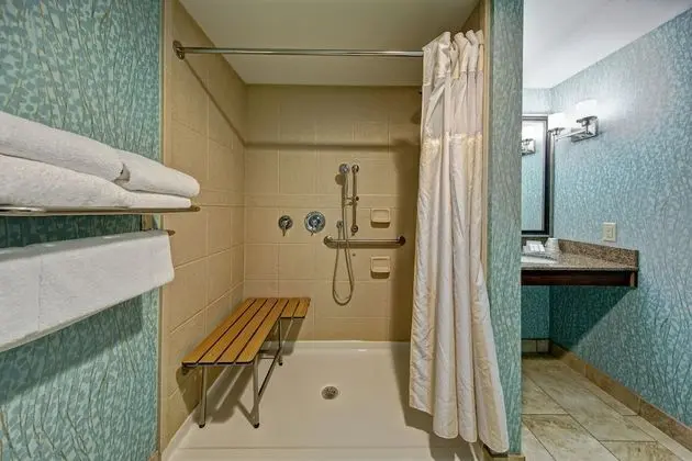 Oda, 2 Büyük (Queen) Boy Yatak, Engellilere Uygun (Roll-In Shower)