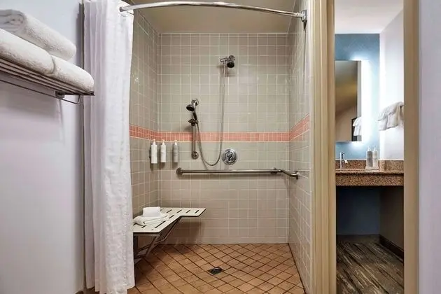 Oda, 2 Büyük (Queen) Boy Yatak, Engellilere Uygun (Roll-In Shower)