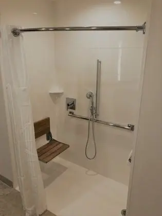 Oda, 1 En Büyük (King) Boy Yatak, Engellilere Uygun (Roll-In Shower, Mobility & Hearing)