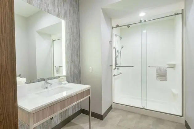 Oda, 1 En Büyük (King) Boy Yatak, Engellilere Uygun (3x3 Shower)