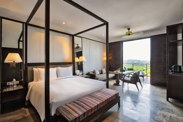 King Deluxe Riverview Room