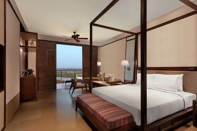 King Deluxe Riverview Room