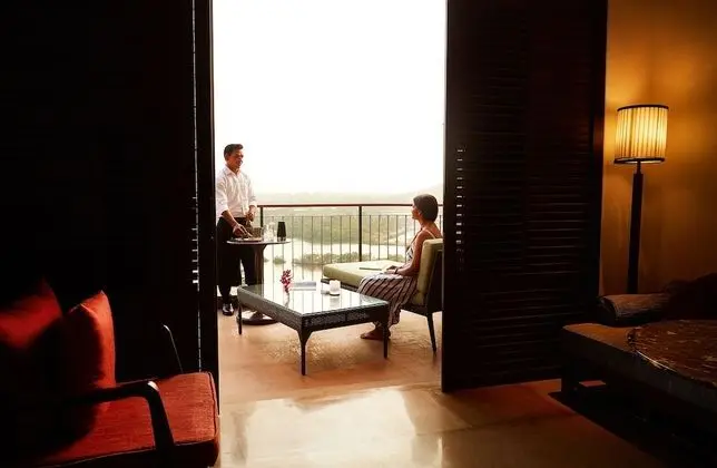 King Deluxe Riverview Room