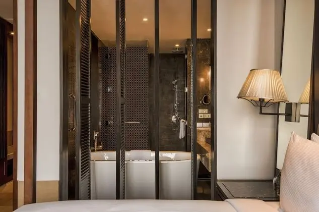 King Deluxe Riverview Room
