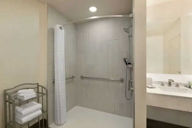 Oda, 1 En Büyük (King) Boy Yatak, Engellilere Uygun (Mobility & Hearing, Roll-in Shower)