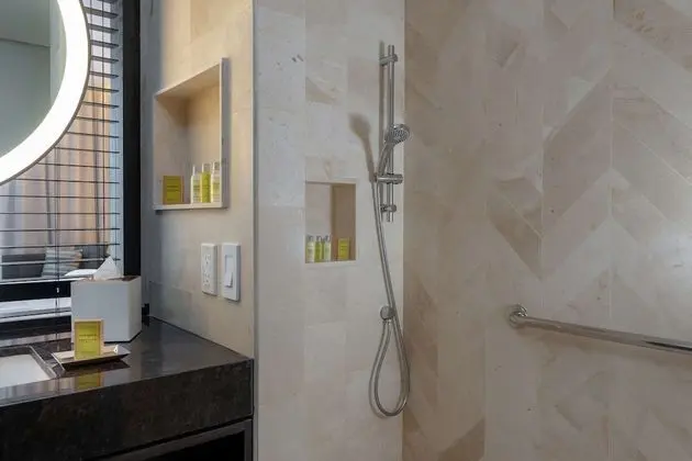 Oda, 1 En Büyük (King) Boy Yatak, Engellilere Uygun (Roll-in Shower)