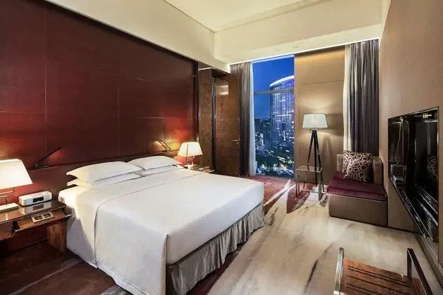 King Hilton, Deluxe Oda