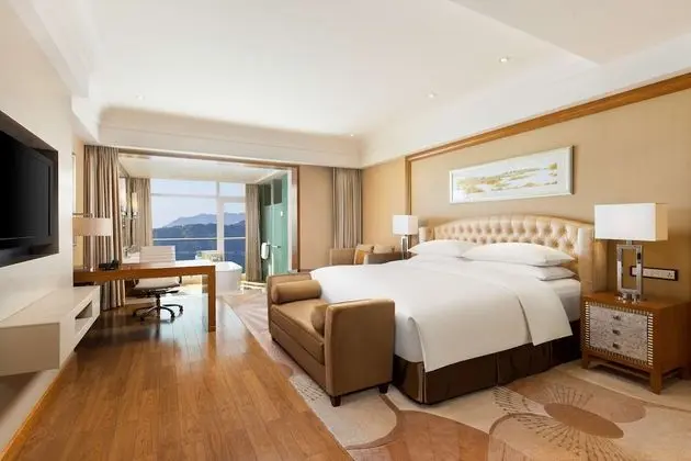 King Hilton, Göl Manzaralı