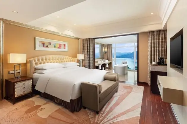 King Hilton, Göl Manzaralı