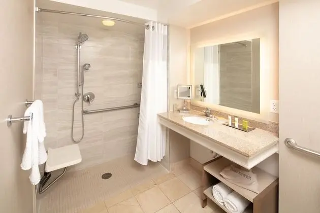 Oda, 1 En Büyük (King) Boy Yatak, Engellilere Uygun (Roll-In Shower)
