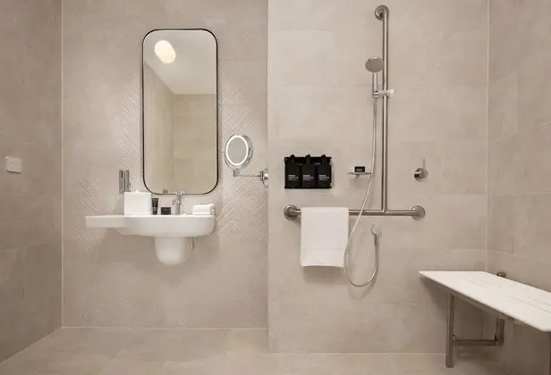 Oda, 1 En Büyük (King) Boy Yatak, Engellilere Uygun (King Accessible Room)