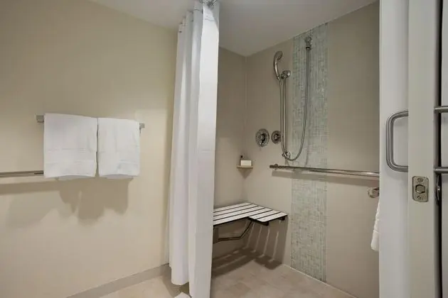 Oda, 2 Büyük (Queen) Boy Yatak, Engellilere Uygun (Roll-in Shower)
