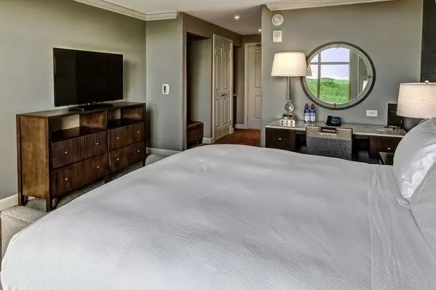 ADA Accessible Room, 1 King Bed, Accessible (Hearing)