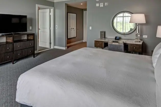 ADA Accessible Room, 1 King Bed, Accessible (Roll-In Shower, Mobility & Hearing)