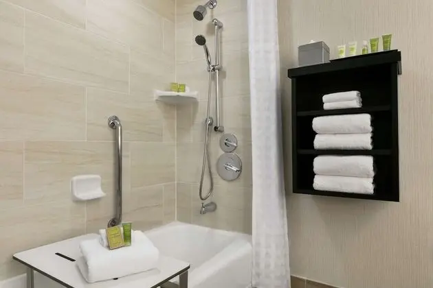 Oda, 1 En Büyük (King) Boy Yatak, Engellilere Uygun, Köşe (Mobility & Hearing, Bathtub)