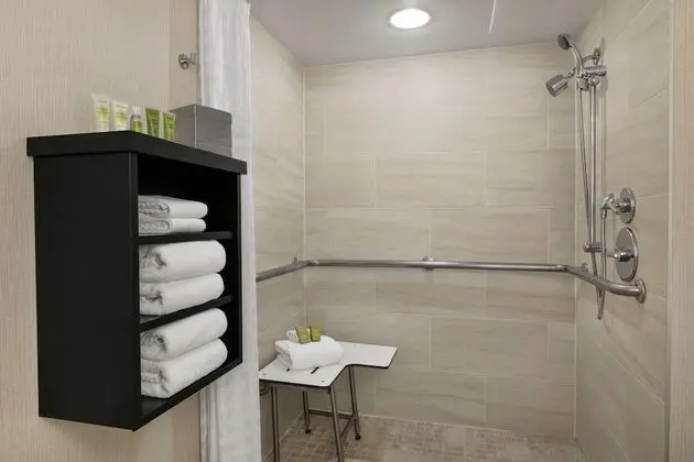 Oda, 2 Büyük (Queen) Boy Yatak, Engellilere Uygun (Mobility & Hearing, Roll-in Shower)