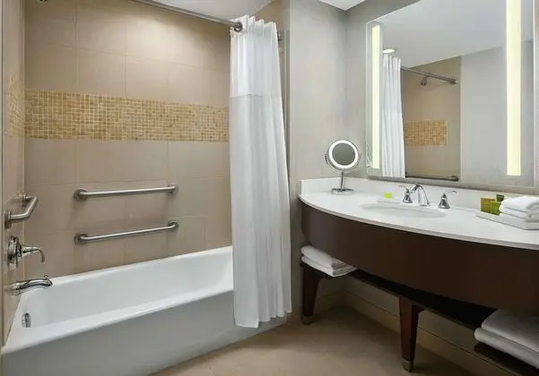 Oda, 2 Büyük (Queen) Boy Yatak, Engellilere Uygun, Küvet (Roll-in Shower)