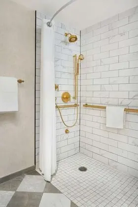 Oda, 1 En Büyük (King) Boy Yatak, Engellilere Uygun (Mobility, Roll-In Shower)