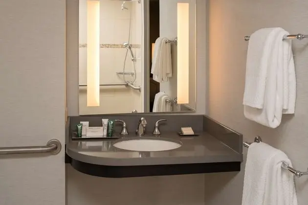 Oda, 1 En Büyük (King) Boy Yatak, Engellilere Uygun, Köşe (Bathtub)