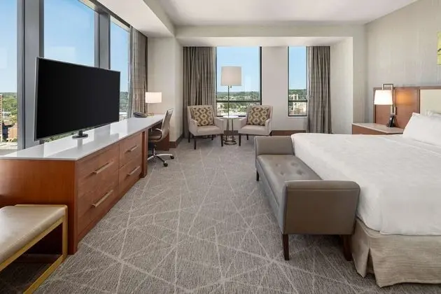 Executive Room, 1 King Bed, Corner Accessible (Roll-In Shower, Mobility)