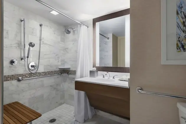 Standard Oda, 2 Büyük (Queen) Boy Yatak, Engellilere Uygun (Roll-in Shower)