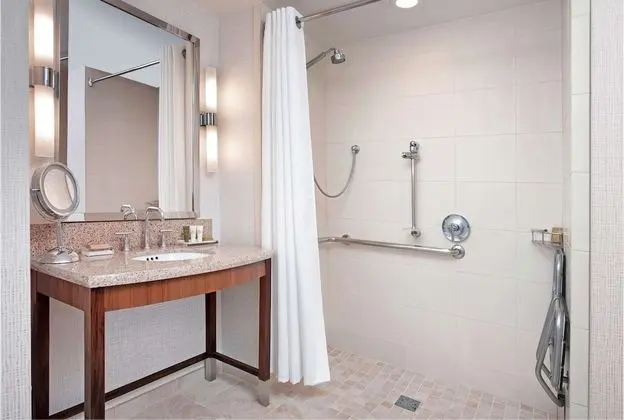 Oda, 1 En Büyük (King) Boy Yatak, Engellilere Uygun (Roll-in Shower)