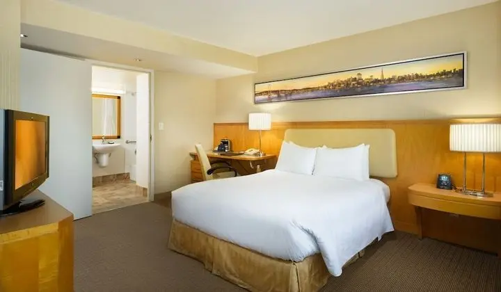 Deluxe, One Queen Bed, Roll In Shower - Resort Fee Waived