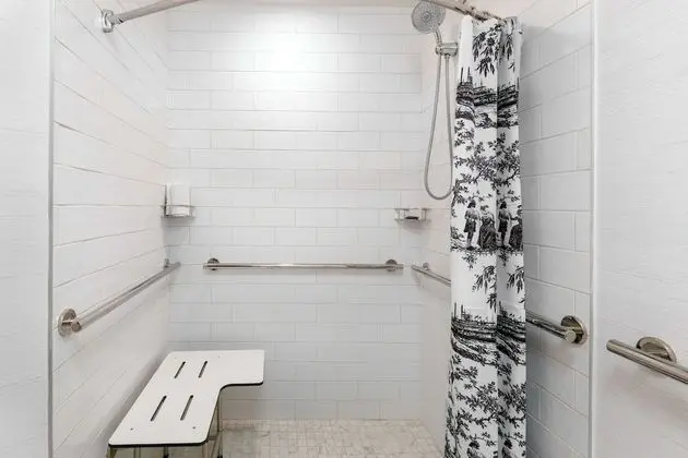 Oda, 1 En Büyük (King) Boy Yatak, Engellilere Uygun (Roll-in shower and hearing accessible)
