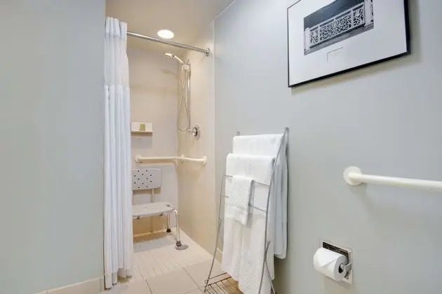 Oda, 1 En Büyük (King) Boy Yatak, Engellilere Uygun (Mobility & Hearing, Roll-in Shower)