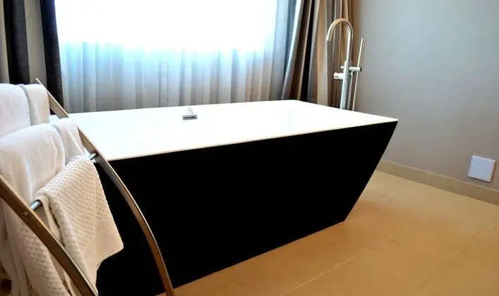 1 KING 1 BEDROOM SUITE EXEC LEVEL - SOAKER TUB