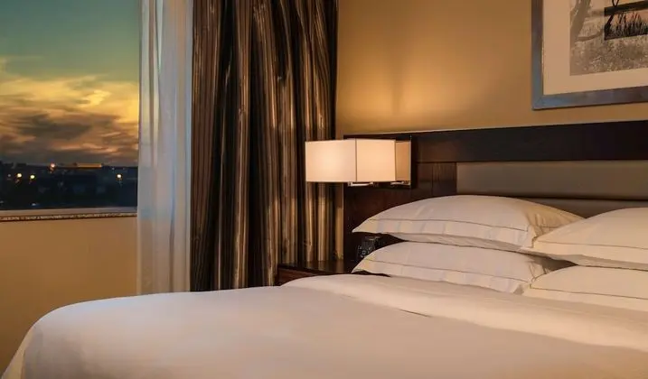 2 DOUBLE BEDS 1 BEDROOM EXECUTIVE LEVEL SUITE