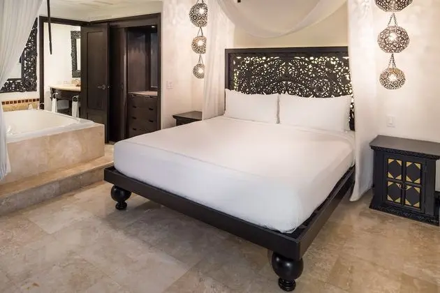 One Bedroom Deluxe King Suite with Pool View and Balcony