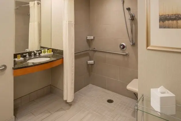 Oda, 2 Çift Kişilik Yatak, Engellilere Uygun (Mobility & Hearing, Roll-in Shower)