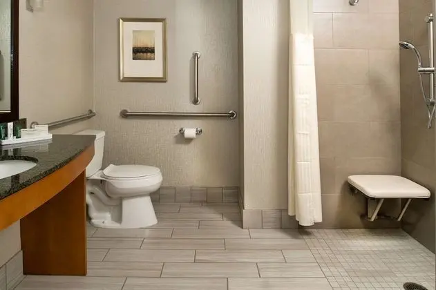 Oda, 2 Çift Kişilik Yatak, Engellilere Uygun (Mobility & Hearing, Roll-in Shower)