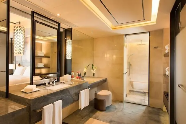 Oda, 1 En Büyük (King) Boy Yatak, Balkon, Deniz Manzaralı (High Floor)