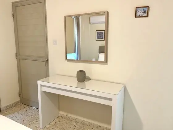 https://i.travelapi.com/lodging/14000000/13580000/13572400/13572304/0419d829.jpg