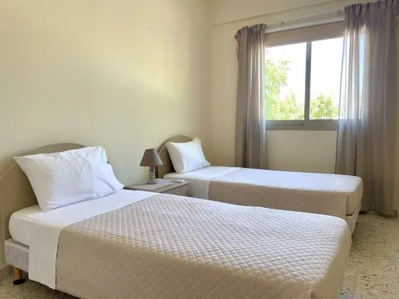https://i.travelapi.com/lodging/14000000/13580000/13572400/13572304/1775a970.jpg