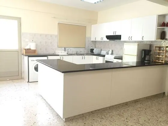 https://i.travelapi.com/lodging/14000000/13580000/13572400/13572304/1a813c8f.jpg