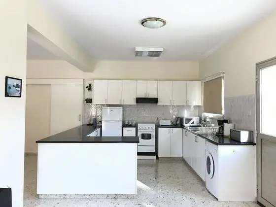 https://i.travelapi.com/lodging/14000000/13580000/13572400/13572304/20bfc515.jpg